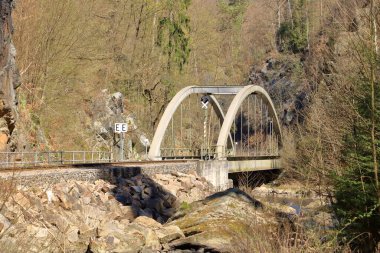 Küçük eski paslı çelik tren köprüsü.