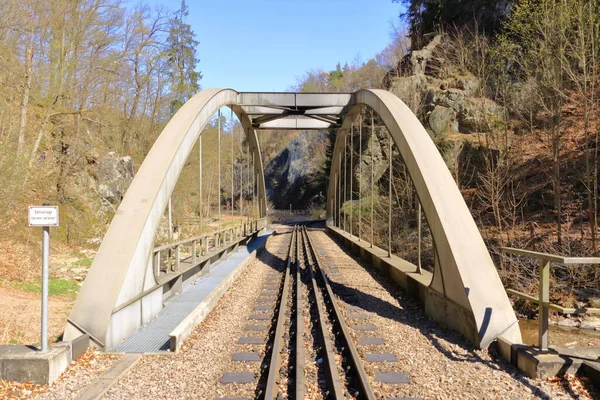 Küçük Eski Paslı Çelik Tren Köprüsü — Stok fotoğraf