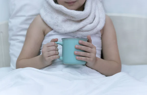 Little Girl Sitting Sick Bed Drinking Hot Tea — 스톡 사진