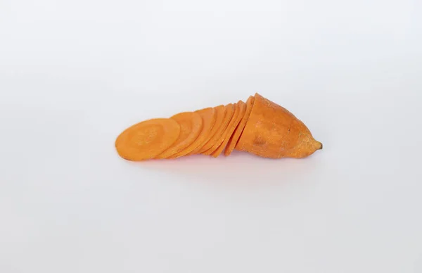 Потворна Морква Білому Тлі Погана Концепція Їжі Копіювання Простору Нарізана — стокове фото