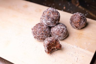 Tarih, ceviz, badem ve hindistan cevizli ev yapımı enerji topları. Sağlıklı tatlı yiyecekler. Uzay enerji toplarını beyaz bir arka planda bir kaseye kopyala. Ham enerji topları, tüm doğal ve sağlıklı ham enerji ısırıkları.