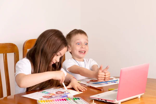 Online Onderwijs Afstand Online Tekenles Schilderen Voor Kinderen Tijdens Covid — Stockfoto