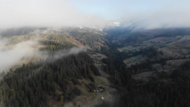 Bergdorf Farbige Herbstbäume Und Hügel Verschneite Gipfel — Stockvideo