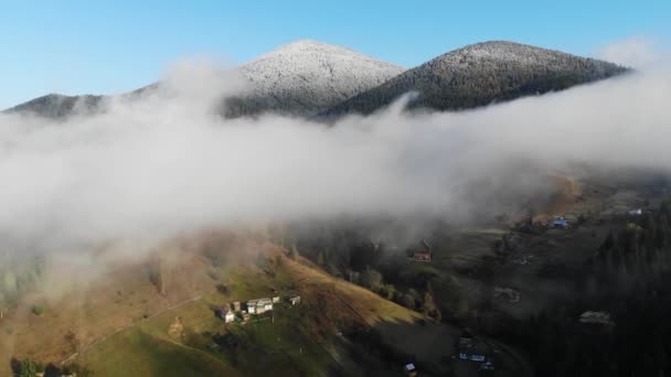 Bergsbyn Färgade Höst Träd Och Kullar Snöade Topp Berg — Stockvideo