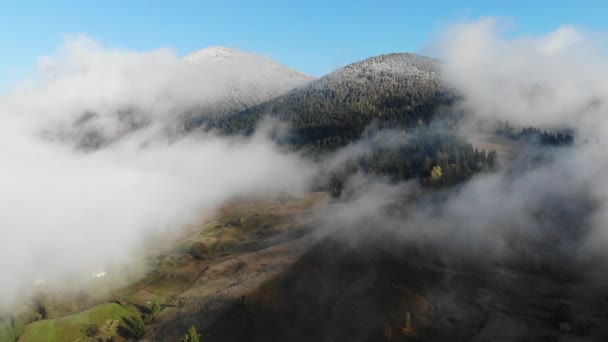 Ορεινό Χωριό Χρωματιστά Δέντρα Και Λόφοι Φθινόπωρο Χιονισμένα Βουνά Κορυφή — Αρχείο Βίντεο
