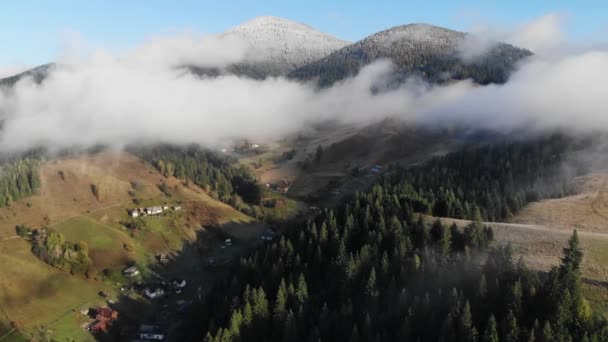 Villaggio Montagna Alberi Colline Colorate Autunnali Montagne Innevate — Video Stock