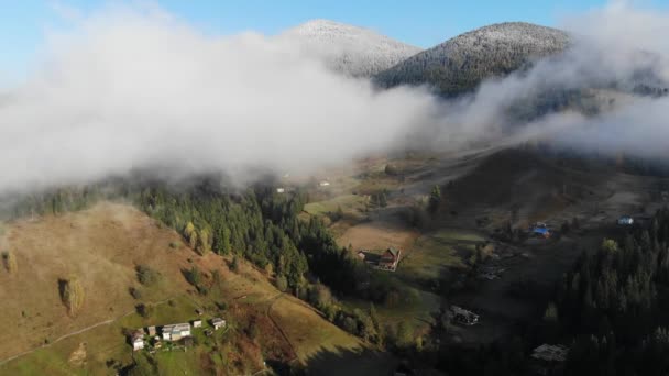 Bin Dağ Köyü Renkli Sonbahar Ağaçları Tepeler Karlı Zirve Dağları — Stok video