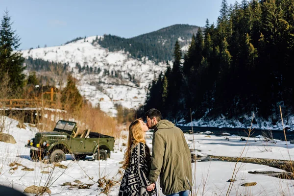 Ein Paar Reisende Reisten Mit Dem Auto Für Einen Urlaub — Stockfoto