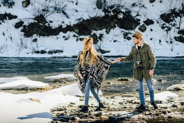 Houden Van Gelukkige Paar Reizigers Wandelen Buurt Van Mountain River — Stockfoto