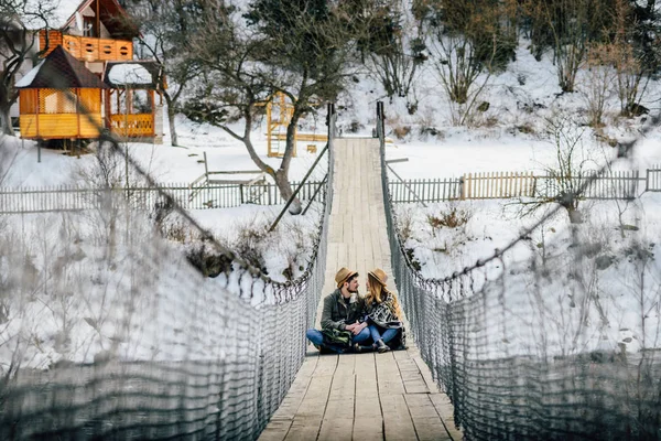 Liefdevolle Paar Reizigers Hangbrug Winter Bergen — Stockfoto