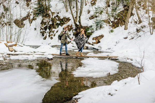 Paar Reizigers Overwinnen Obstakel Berg Rivier Winter — Stockfoto