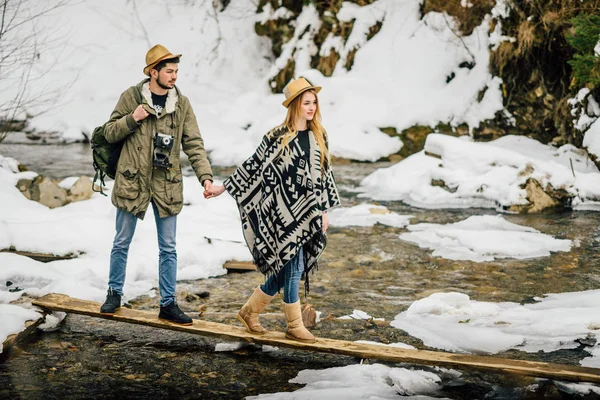Paar Reizigers Overwinnen Obstakel Berg Rivier Winter — Stockfoto