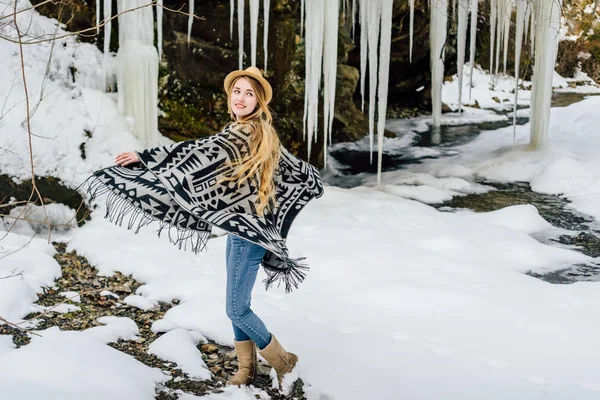 Porträt Der Schönen Reisenden Den Winterbergen — Stockfoto
