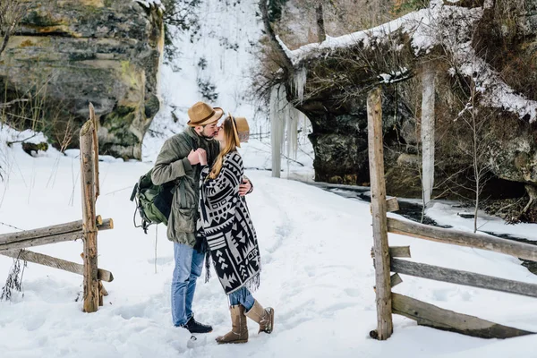 Een Paar Ontdekkingsreizigers Achtergrond Van Kloof Rotsen Winterbergen — Stockfoto