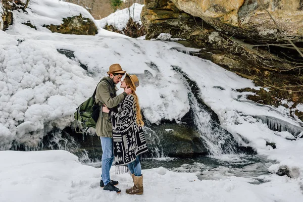 Liefdevolle Koppel Reizigers Tegen Achtergrond Van Een Bevroren Waterval Bergen — Stockfoto