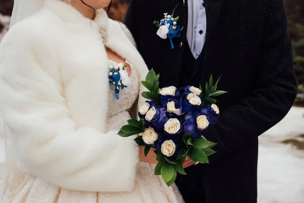 Ramo Bodas Con Tonos Azules Sus Manos —  Fotos de Stock