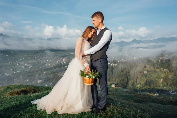 Junges verliebtes Paar im Freien.Atemberaubende sinnliche Outdoor-Porträt von jungen stilvollen Mode-Paar posiert im Sommer Sonnenuntergang. Hochzeitsstil — Stockfoto