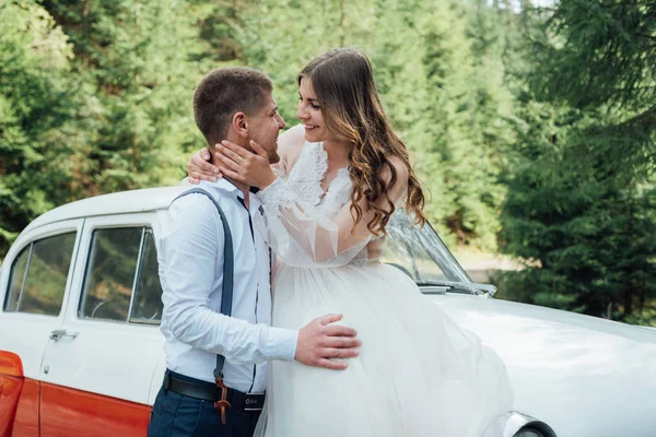 Sanfte stilvolle Bräutigam und Braut im Hintergrund altmodisches Auto — Stockfoto