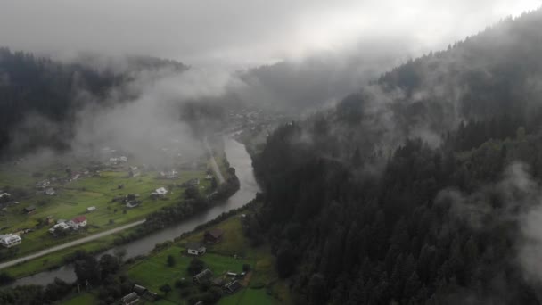 Video Der Morgendämmerung Über Dem Dorf Das Mit Morgennebel Bedeckt — Stockvideo