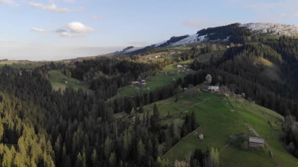 Flygdrönare Flyg Över Vår Bergsby Med Skog Solnedgången Mjukt Ljus — Stockvideo