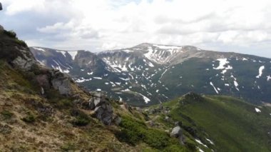 Bahar güzel Ukrayna Karpatlar dağ üzerinde uçan. Hava kamera çekim. Manzara panorama. Ukrayna
