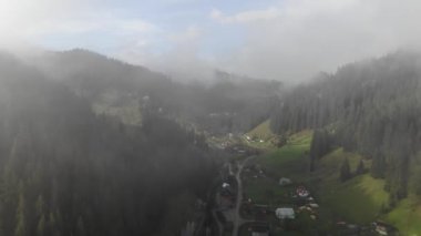 Dağlarda bulutlarda uçmak, dağlarda sabah bulutları, dağlarda sabah sisi, bulutların üstünde gökyüzü, dağlarda görkemli bulutlar.