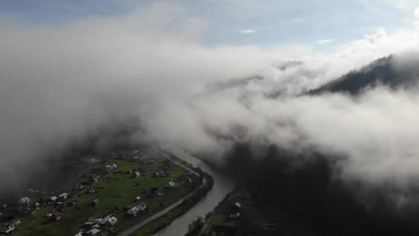 Volando Través Las Nubes Sobre Las Montañas Maravillosa Niebla Matutina — Vídeo de stock