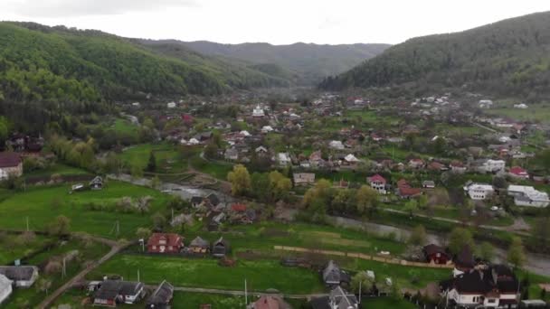 Fliegt Die Kamera Über Ein Bergdorf Mit Wäldern Feldern Und — Stockvideo