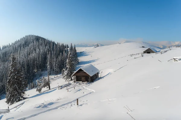 Fantástico Paisaje Invernal Con Casa Madera Montañas Nevadas Concepto Navideño — Foto de Stock