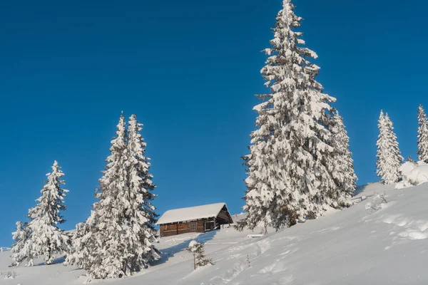 Fantástico Paisaje Invernal Con Casa Madera Montañas Nevadas Concepto Navideño — Foto de Stock