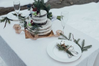 Krem peynirli ve yeşil iğneli düğün pastası. Doğal ışık..