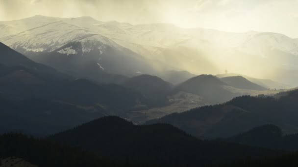 Timelapse Των Ακτίνων Του Ήλιου Αναδύεται Μέσα Από Μαύρα Σύννεφα — Αρχείο Βίντεο