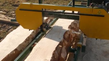 Ahşap işleme fabrikasında ahşap işleme makinesinin yakın çekim görüntüsü.. 