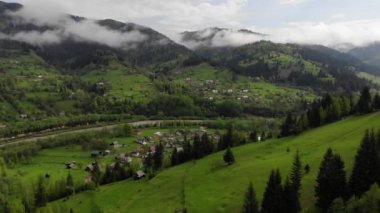 Dağlarda bulutlarda uçmak, dağlarda sabah bulutları, dağlarda sabah sisi, bulutların üstünde gökyüzü, dağlarda görkemli bulutlar.