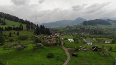 Uçan drone dağlarda köy görünümü. Avrupa'da Yaz Karpatlar. Uçuş kavramı, doğa, gezegenimizin nefes kesen güzelliği