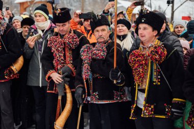 Kryvorivnia, Ukrayna - 7 Ocak 2019: Kryvorivnia 'dan ünlü hutzulian Koliadnyky Noel şarkıları söylüyor. Karpat dağlarının eski kış tatili gelenekleri.