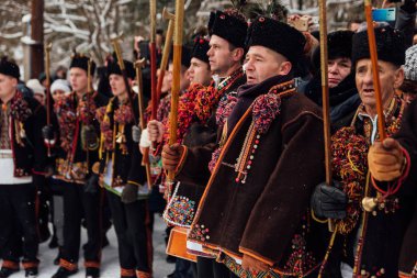 Kryvorivnya, Ukrayna - 7 Ocak 2019: Gutsuls (Karpat Dağları 'ndaki dağlılar) Noel şarkıları söylüyorlar (Kolyadki)