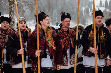 Kryvorivnya, Ukrayna - 7 Ocak 2019: Gutsuls (Karpat Dağları 'ndaki dağlılar) Noel şarkıları söylüyorlar (Kolyadki)