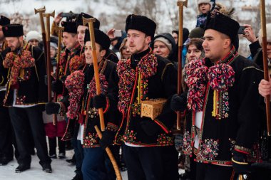 Kryvorivnya, Ukrayna - 7 Ocak 2019: Gutsuls (Karpat Dağları 'ndaki dağlılar) Noel şarkıları söylüyorlar (Kolyadki)