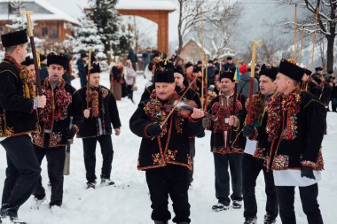 Kryvorivnia, Ukrayna - 7 Ocak 2019: Kryvorivnia 'lı ünlü hutzulian Koliadnyky Noel şarkıları söylüyor ve antik ahşap kilisenin etrafında yürüyor. Karpat dağlarının eski kış gelenekleri.