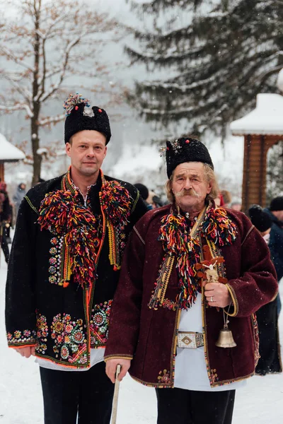 Kryvorivnia, Ucrania - 7 de enero de 2019: Famoso hutzulian Koliadnyky de Kryvorivnia cantando villancicos. Viejas tradiciones de vacaciones de invierno de las montañas Cárpatos . — Foto de Stock
