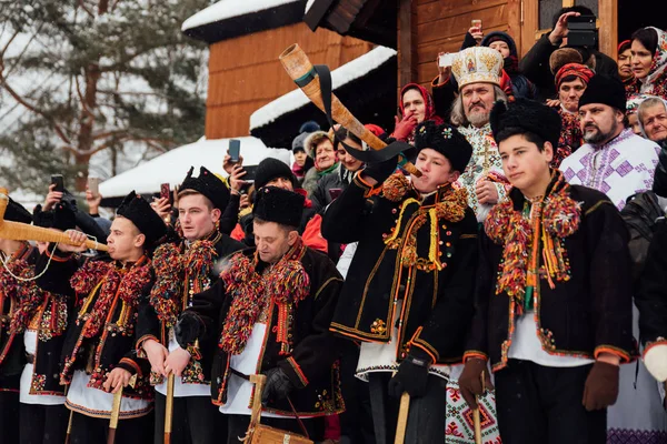 Kryvorivnia, Ucrânia - 7 de janeiro de 2019: Famoso hutzulian Koliadnyky de Kryvorivnia cantando canções de Natal. Velhas tradições de férias de inverno de montanhas dos Cárpatos . — Fotografia de Stock