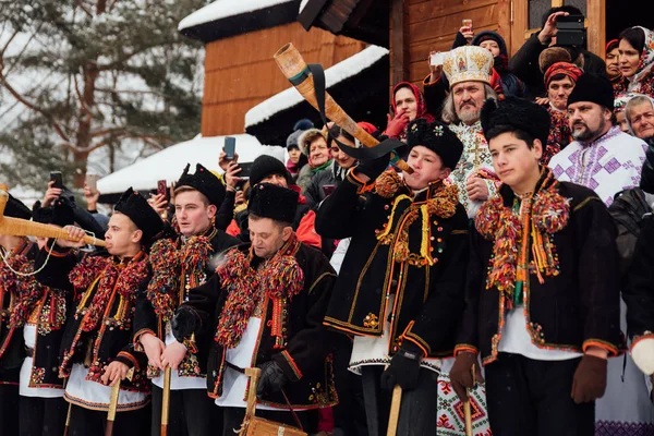 Kryvorivnia, Ukrajna - 2019. január 7.: Híres hutzulian Koliadnyky Kryvorivniából karácsonyi dalokat énekel. Régi téli üdülési hagyományok a Kárpátok. — Stock Fotó