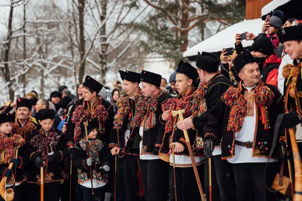 Kryvorivnia, Ucrânia - 7 de janeiro de 2019: Famoso hutzulian Koliadnyky de Kryvorivnia cantando canções de Natal. Velhas tradições de férias de inverno de montanhas dos Cárpatos . — Fotografia de Stock
