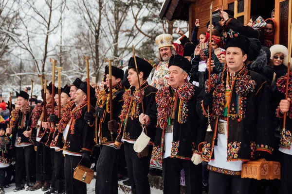 Kryvorivnia, Україна - 7 січня 2019: Знаменитий хуцулійський Коліадник Криворівського співу Різдвяних колядок. Стародавні зимові традиції Карпатських гір.. — стокове фото