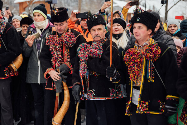 Криворивня, Украина - 7 января 2019 года: знаменитые гуцульские Колиадники из Криворивнии поют рождественские песни. Старые традиции зимнего отдыха в Карпатах
.