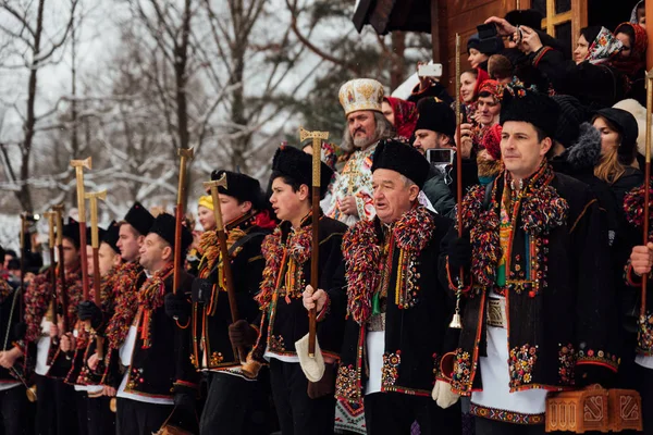 Криворивня, Украина - 7 января 2019 года: знаменитые гуцульские Колиадники из Криворивнии поют рождественские песни. Старые традиции зимнего отдыха в Карпатах . — стоковое фото