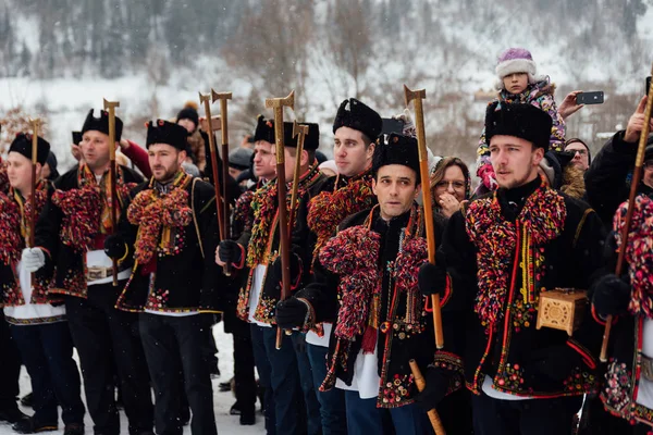 Kryvorivnia, Ucrânia - 7 de janeiro de 2019: Famoso hutzulian Koliadnyky de Kryvorivnia cantando canções de Natal. Velhas tradições de férias de inverno de montanhas dos Cárpatos . — Fotografia de Stock