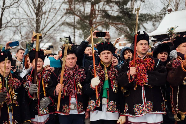 Kryvorivnya, Ukrajna - 2019. január 7.: Gutsuls (Kárpátok hegyvidéki lakói) karácsonyi dalokat énekelnek (Koljadszkij) — Stock Fotó