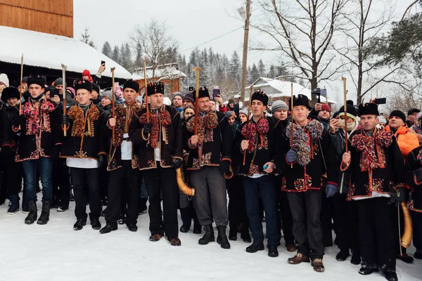 Kryvorivnya, Ukrajna - 2019. január 7.: Gutsuls (Kárpátok hegyvidéki lakói) karácsonyi dalokat énekelnek (Koljadszkij) — Stock Fotó